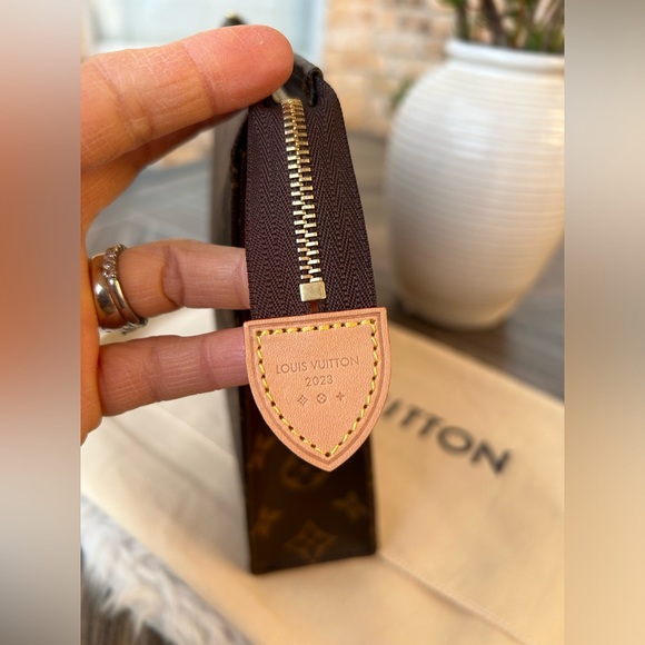 Toiletry 26 in Monogram - Picture 9 of 16